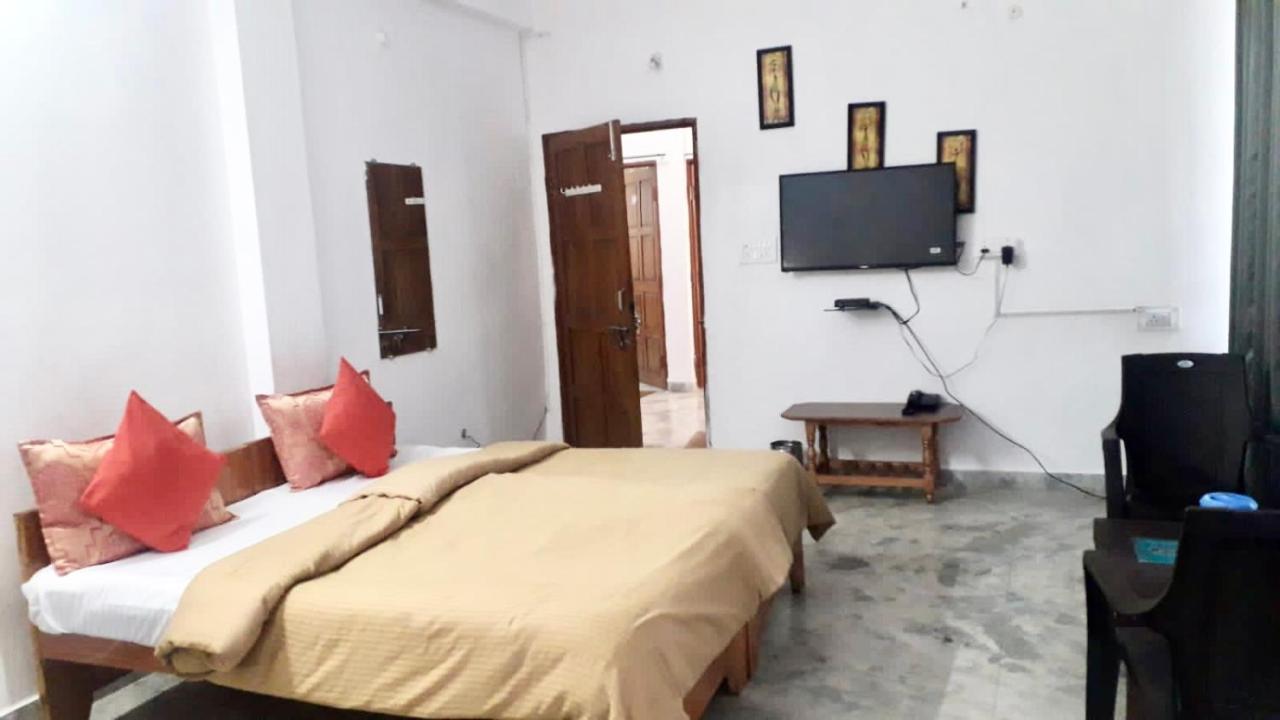 Peacock Hill Homestay Бопал Екстериор снимка