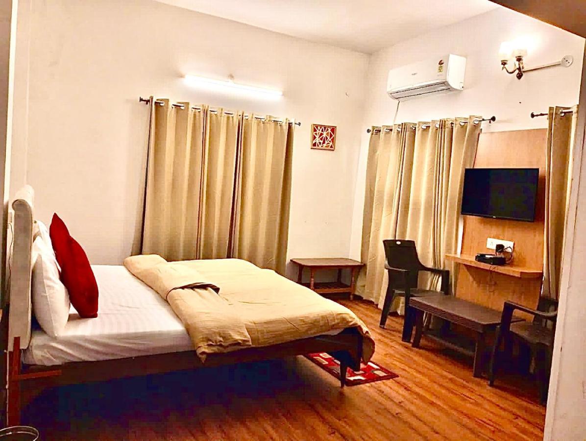 Peacock Hill Homestay Бопал Екстериор снимка